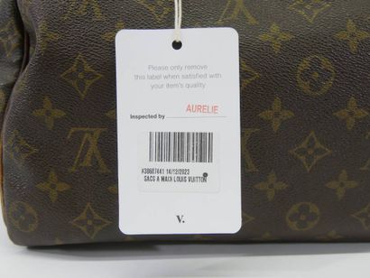 Louis VUITTON Sac modèle SPEEDY Numéro V...