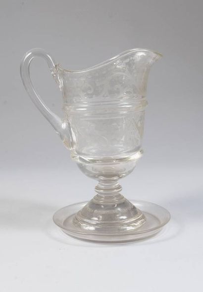 Aiguière en verre gravé d'arabesques et de...