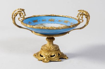 Coupe montée en porcelaine à décor de scène...