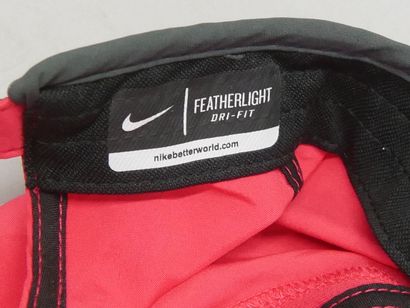 Casquette rouge Nike et tee-shirt rouge Nike...