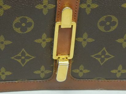 VUITTON
Sac bandoulière modèle Rond Point...