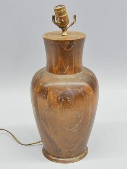 TRAVAIL ARTISANAL DU XXe SIECLE
Pied de lampe...