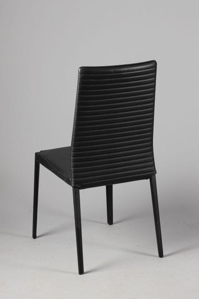 TRAVAIL MODERNE
Suite de 4 chaises.
Les structures...