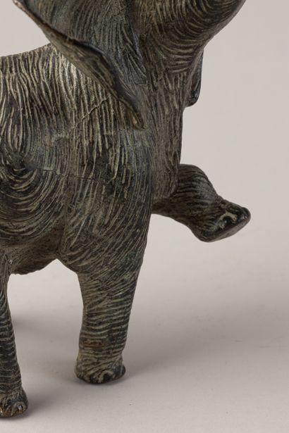 TRAVAIL DU XXe SIECLE
Deux éléphants en bronze...