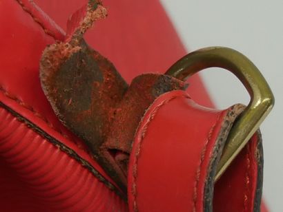 VUITTON 
Sac seau modèle Noé Petit Modèle...
