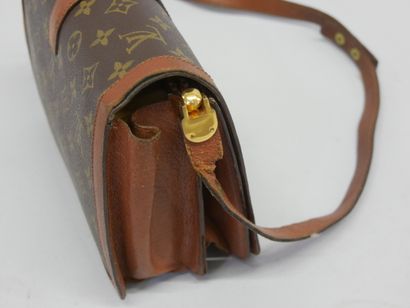 VUITTON
Sac bandoulière modèle Rond Point...