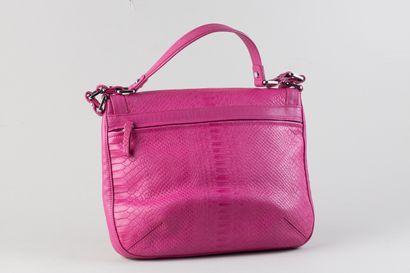 LONGCHAMP
Sac en cuir rose façon croco, 
très...