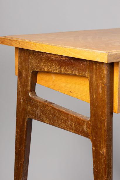 TRAVAIL DES ANNEES 1950-1960
Bureau en hêtre...