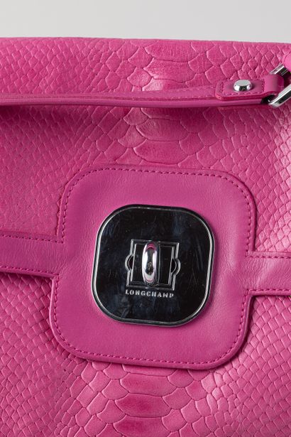 LONGCHAMP
Sac en cuir rose façon croco, 
très...