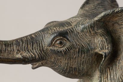 TRAVAIL DU XXe SIECLE
Deux éléphants en bronze...