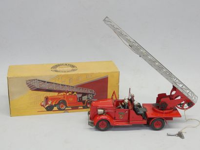 Vébé - Fire truck with large ladder.
Complete...