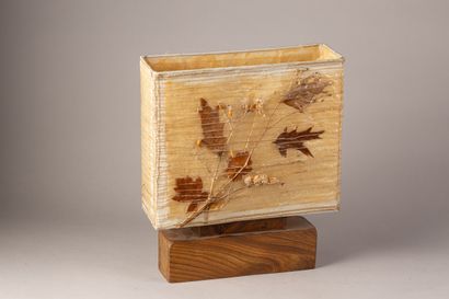 Lampe en bois, l'abat-jour à décor de fleurs...