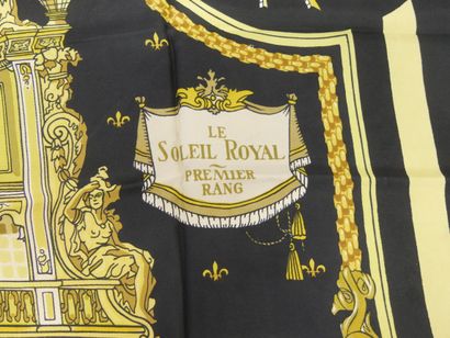 HERMES
2 foulards, Le soleil Royal et fleurs...