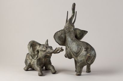 TRAVAIL DU XXe SIECLE
Deux éléphants en bronze...