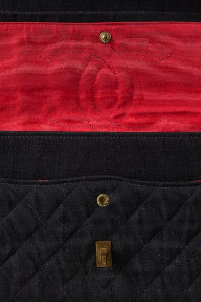 CHANEL - sac vintage modèle Timeless en tweed...