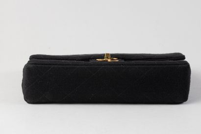 CHANEL - sac vintage modèle Timeless en tweed...