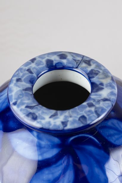 THARAUD
Vase pansu à col renflé en porcelaine...