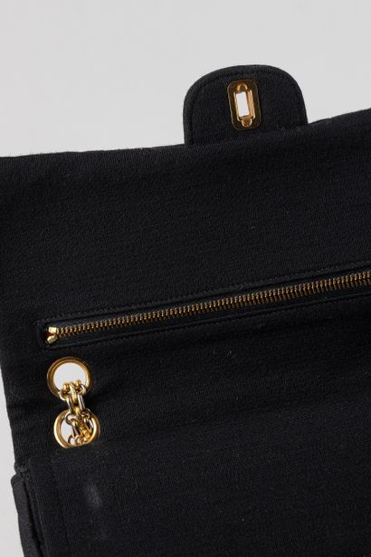 CHANEL - sac vintage modèle Timeless en tweed...