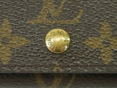 Louis VUITTON
Porte-monnaie en cuir marron...