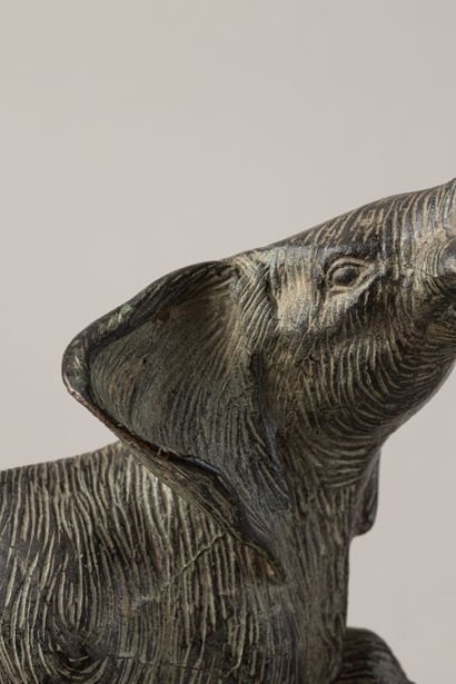 TRAVAIL DU XXe SIECLE
Deux éléphants en bronze...
