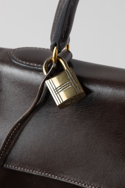 HERMES 
Sac modèle Kelly 32 en cuir box couleur...
