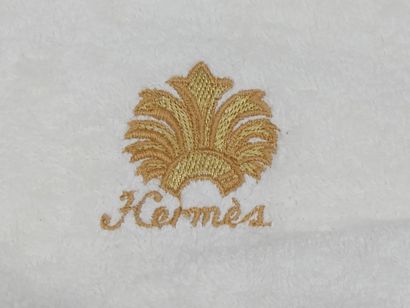 HERMES
Coffret contenant une serviette et...