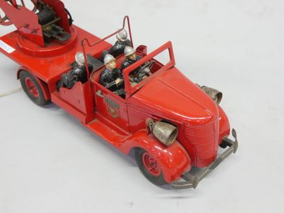 Vébé - Fire truck with large ladder.
Complete...