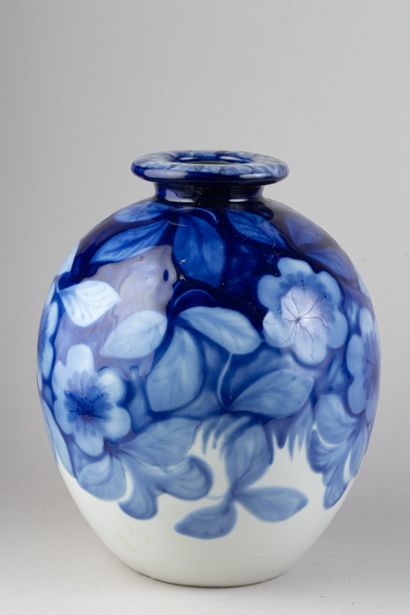 THARAUD
Vase pansu à col renflé en porcelaine...