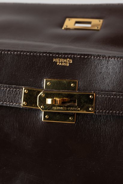HERMES 
Sac modèle Kelly 32 en cuir box couleur...