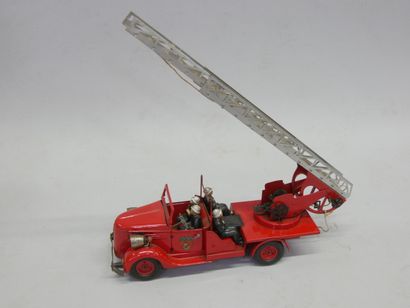Vébé - Fire truck with large ladder.
Complete...