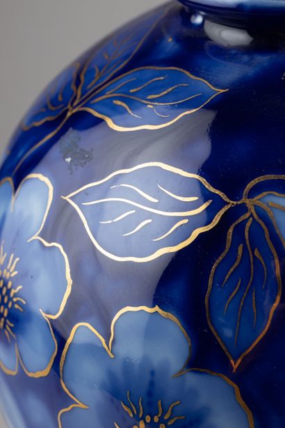 THARAUD
Vase boule en porcelaine à décor...