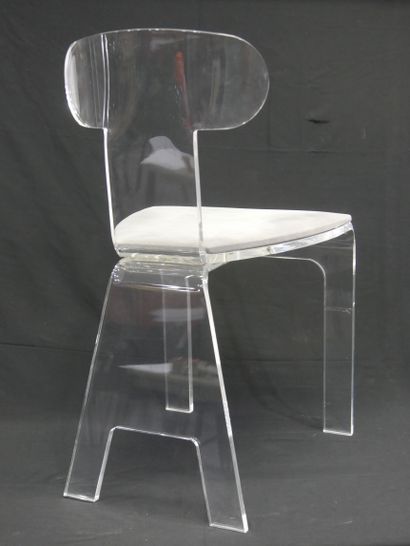 IN THE TASTE OF ROMEO 
Altuglas chair.
Seat...