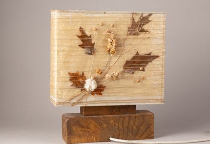 Lampe en bois, l'abat-jour à décor de fleurs...
