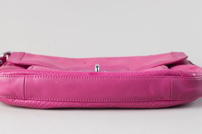 LONGCHAMP
Sac en cuir rose façon croco, 
très...