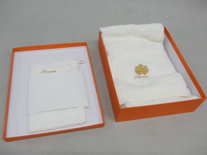 HERMES
Coffret contenant une serviette et...
