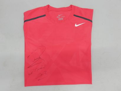 Casquette rouge Nike et tee-shirt rouge Nike...