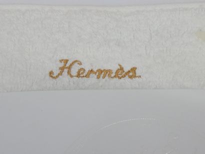 HERMES
Coffret contenant une serviette et...