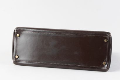 HERMES 
Sac modèle Kelly 32 en cuir box couleur...