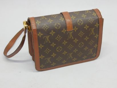VUITTON
Sac bandoulière modèle Rond Point...