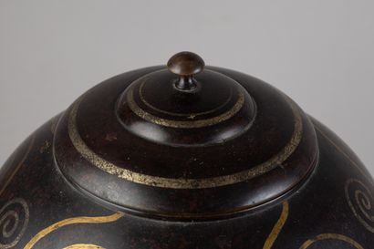 JOUVENIA FRANCE (Editor)
Egg-shaped urn vase...