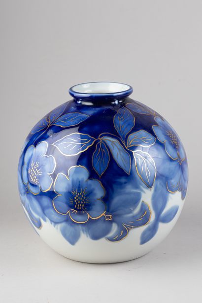 THARAUD
Vase boule en porcelaine à décor...