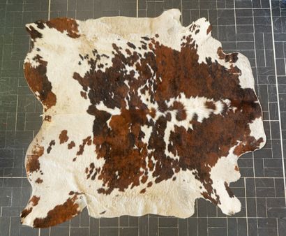 Peau de vache en tapis
242 x 230 cm