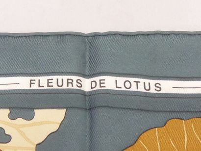 HERMES
2 foulards, Le soleil Royal et fleurs...