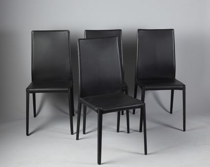 TRAVAIL MODERNE
Suite de 4 chaises.
Les structures...