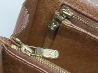 VUITTON
Sac bandoulière modèle Rond Point...