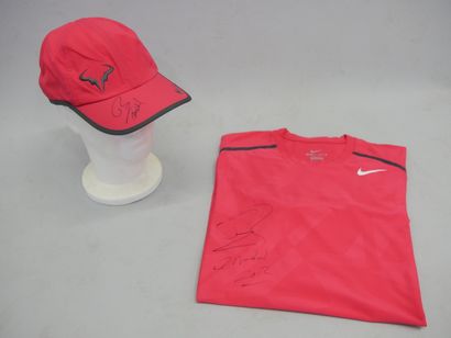 Casquette rouge Nike et tee-shirt rouge Nike...