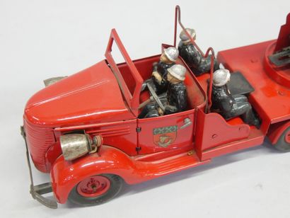 Vébé - Fire truck with large ladder.
Complete...