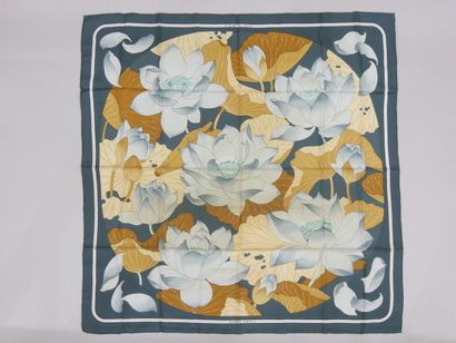 HERMES
2 foulards, Le soleil Royal et fleurs...