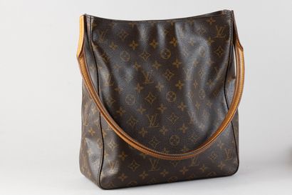 VUITTON
Sac à main modèle Looping Grand Modèle...