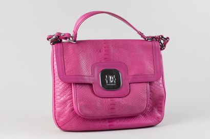 LONGCHAMP
Sac en cuir rose façon croco, 
très...